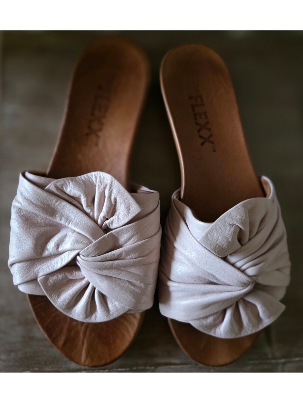 The Flexx Cream Leather Twist/Knot Slide Sandals, 7.5/8